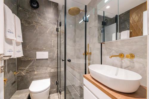 NOVITA Hotel Sofia FREE UNDERGROUND PARKING — Bathroom