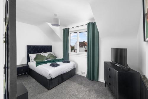 une petite chambre avec un lit et une fenêtre dans l'établissement 3BR spacious central home in a quiet location, à Montrose