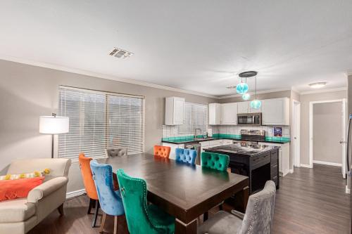 Kuchyň nebo kuchyňský kout v ubytování Family Fun House Close to Everything