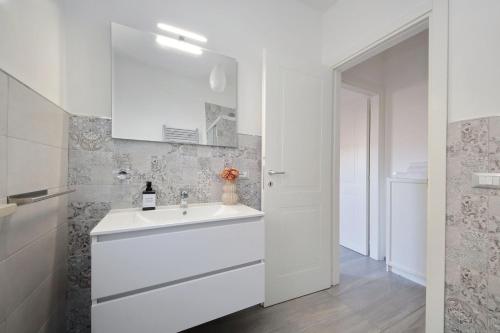 Ένα μπάνιο στο Luminoso Appartamento Centrale con Spazio Esterno