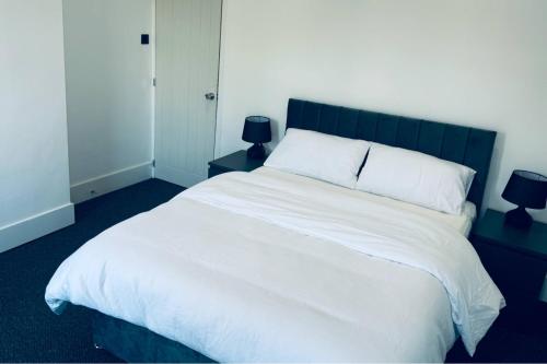 En eller flere senge i et værelse på Sterling House - by EazyStays