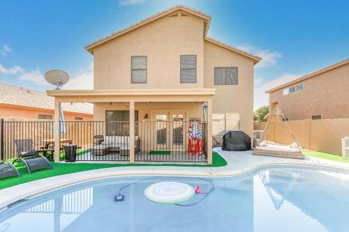 Bazén v ubytování Family Fun House Close to Everything nebo v jeho okolí