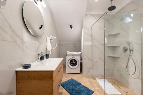 une salle de bain avec douche et machine à laver dans l'établissement The Saltwater Suite 1 minute Beach, à Kos