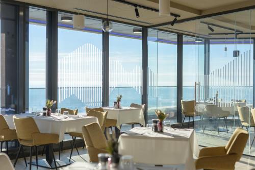 O vedere generală la mare sau o vedere la mare
luată din acest hotel