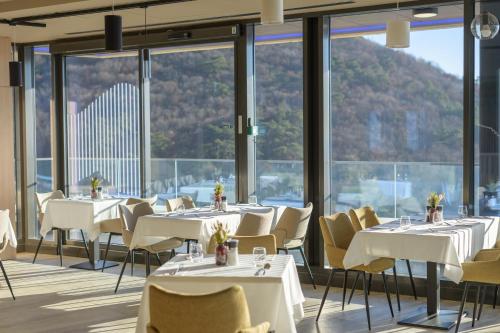 Peisaj natural din apropierea acestui hotel