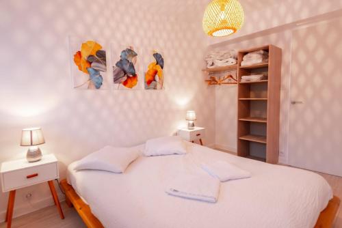 a bedroom with a bed with two towels on it at Le Bleu des Remparts in Chalon-sur-Saône