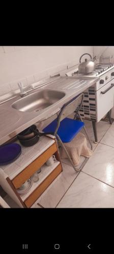 una cocina con fregadero y encimera en Playa mansa, en Atlántida