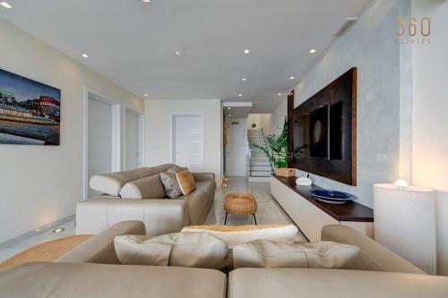Χώρος καθιστικού στο Luxury 3BR Seafront Duplex with Pool, Jacuzzi & Views by 360 Estates