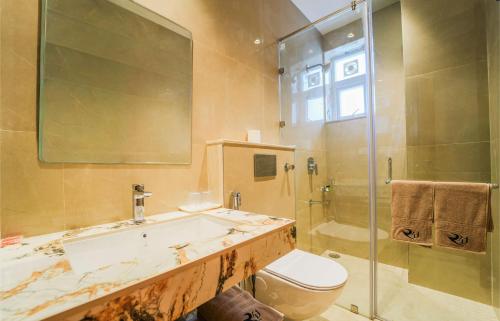 een badkamer met een wastafel, een toilet en een douche bij R41-A Boutique Hotel In Jaipur Vaishali Nagar in Jaipur