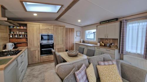 Kuchyň nebo kuchyňský kout v ubytování The Good Life, The Boulevard, Selsey