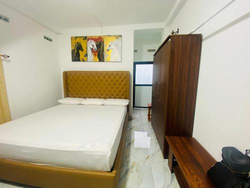 Voodi või voodid majutusasutuse Kandy Railway Inn toas