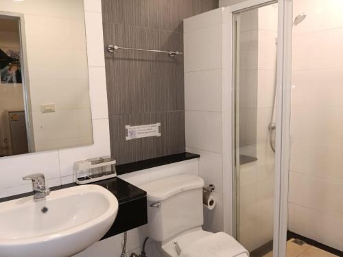 une salle de bains avec toilettes et lavabo dans l'établissement Private apartment at Phuket Villa Condo, à Patong Beach