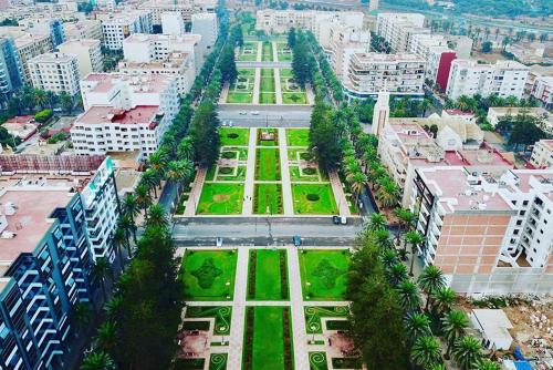 una vista aérea de una ciudad con árboles y edificios en Central Park, en Mohammedia