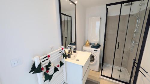 une salle de bains avec un lavabo blanc et une douche dans l'établissement BelleVue Palace, à Menton