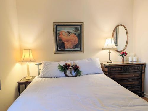 Ένα ή περισσότερα κρεβάτια σε δωμάτιο στο Sherlock's House -Moray Entire house Two bedroom 5 beds Private free parking & WiFi Flat TV Garden Shops