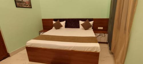 Una cama o camas en una habitación de U S residency