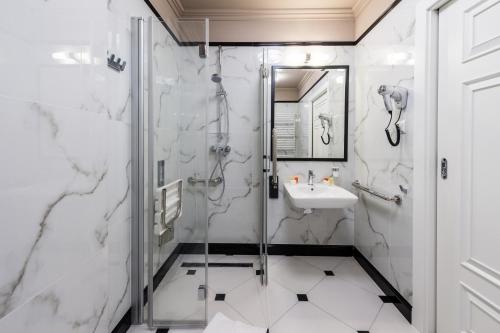 a bathroom with a shower and a sink at Dom Zdrojowy in Świeradów-Zdrój