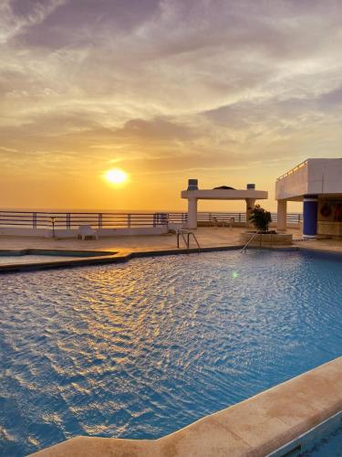 Bazén v ubytování Quiet studio apartment one block from the beach nebo v jeho okolí