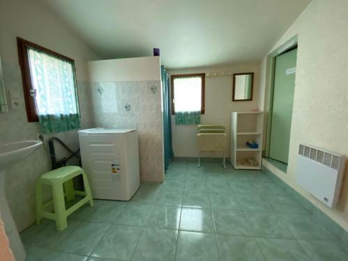 Gîte le Causse في Varen: حمام مزود بحوض استحمام ومغسلة ومرحاض