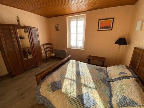 une chambre avec un lit et une fenêtre dans l'établissement La Maison d'Alice, à Mas-Grenier