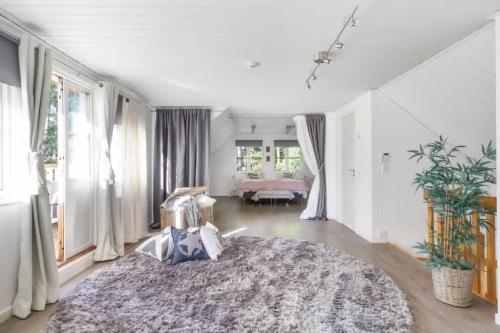 Giường trong phòng chung tại Family & Worker Accommodations in Stockholm