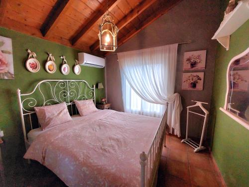 - une chambre avec un grand lit dans une pièce aux murs verts dans l'établissement El Topo, à Puntagorda