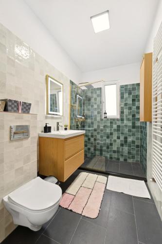 a bathroom with a toilet and a sink at Apartament Luna in Giroc