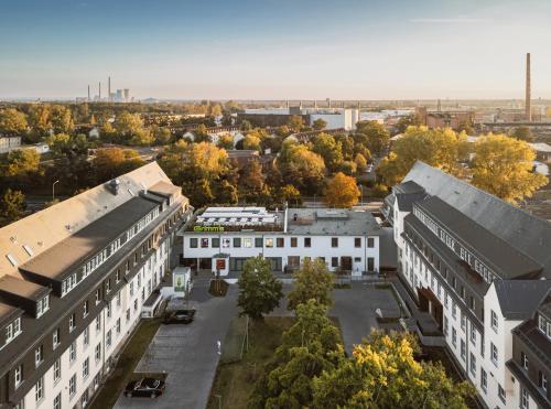 una vista aérea de una ciudad con edificios en Grimms Hotel Hanau, en Hanau am Main
