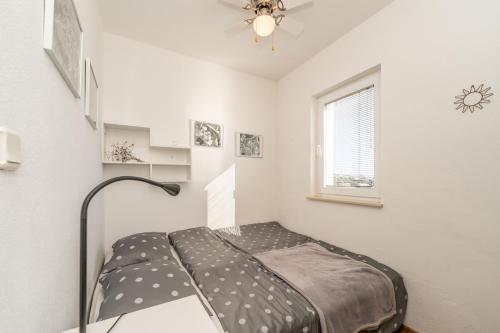 En eller flere senge i et værelse på Mare beautiful sea view apartment