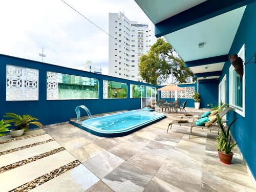 La alberca dentro o cerca de Casa Completa com Piscina Churrasqueira Wi-Fi e Garagem para 2 Carros a 250m da Praia Acomoda 6 Pessoas, com Ar-Condicionado