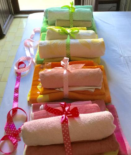 a group of wrapped presents on a table with bows at Villa Ro in Porto Columbu - Perdʼe Sali