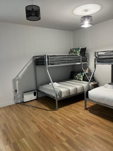 Postel nebo postele na pokoji v ubytování KD Homes