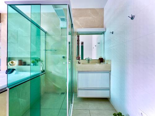 Un baño de Casa Completa com Piscina Churrasqueira Wi-Fi e Garagem para 2 Carros a 250m da Praia Acomoda 6 Pessoas, com Ar-Condicionado