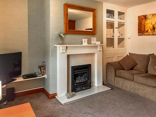 TV a/nebo společenská místnost v ubytování Estate Cottage