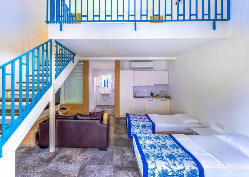 - une chambre avec 2 lits et un escalier dans l'établissement Ölüdeniz Beach Resort By Z Hotels, à Ölüdeniz