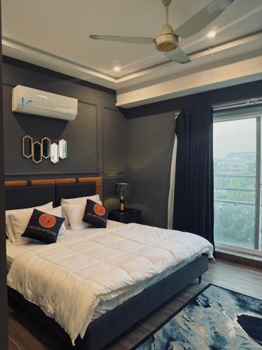 En eller flere senge i et værelse på Avalons luxury decent1BHK cozy apartment