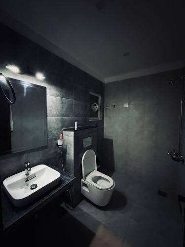 Et badeværelse på Avalons luxury decent1BHK cozy apartment