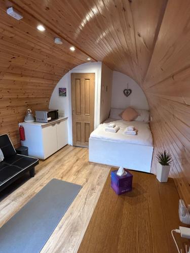 Postel nebo postele na pokoji v ubytování Woodside Round Pod