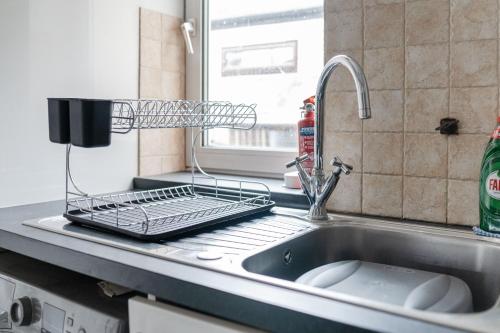 Köök või kööginurk majutusasutuses Modern 3 Bed A13-M25-Basildon Hospital Sleeps 6