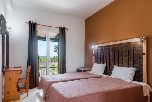 Ένα ή περισσότερα κρεβάτια σε δωμάτιο στο Pink House Socrates Corfu Beachside Retreats