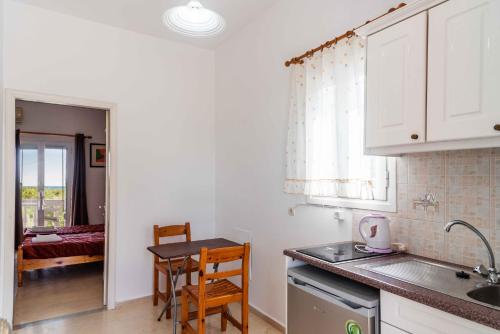 Η κουζίνα ή μικρή κουζίνα στο Pink House Socrates Corfu Beachside Retreats
