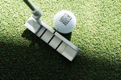 un club de golf y una pelota de golf en la hierba en The Donna Portals, en Portals Nous