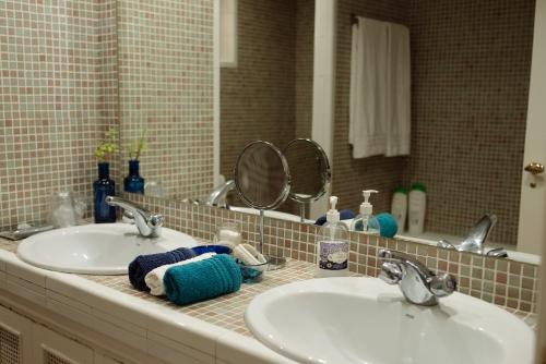 Ένα μπάνιο στο Casa Rural en Cigarral de Villamarta Toledo con piscina y WIFI