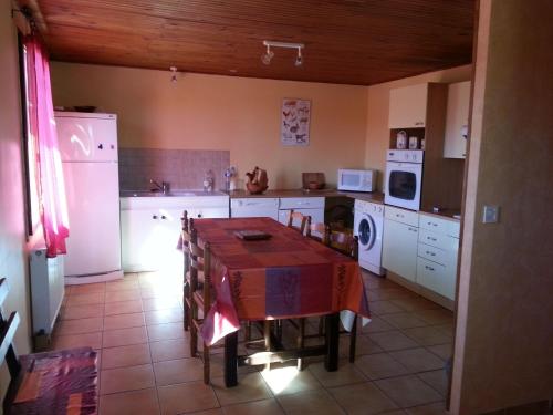 Η κουζίνα ή μικρή κουζίνα στο Gîte de Viole