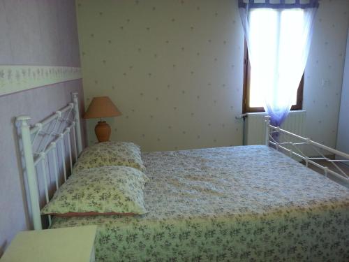 Gîte de Viole في مونكلار دو كيارْسي: غرفة نوم بها سرير ونافذة