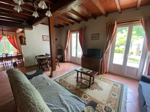una sala de estar con un sofá y una mesa en Gîte Borie, en Gasques