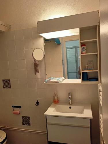 a bathroom with a sink and a mirror at Studio lumineux et cosy avec vue montagne 7è étage in Superdevoluy