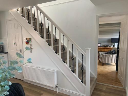 una scala bianca con ringhiere nere in un soggiorno di Fun by the Sea a Hartlepool