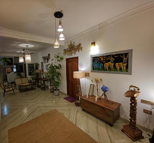 特里凡得琅Air Elements Room by hexa的客厅配有桌子和墙上的绘画