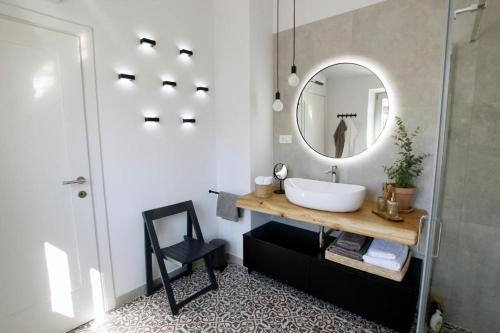 ein Badezimmer mit Waschbecken und Spiegel in der Unterkunft Villa Piano in Brest